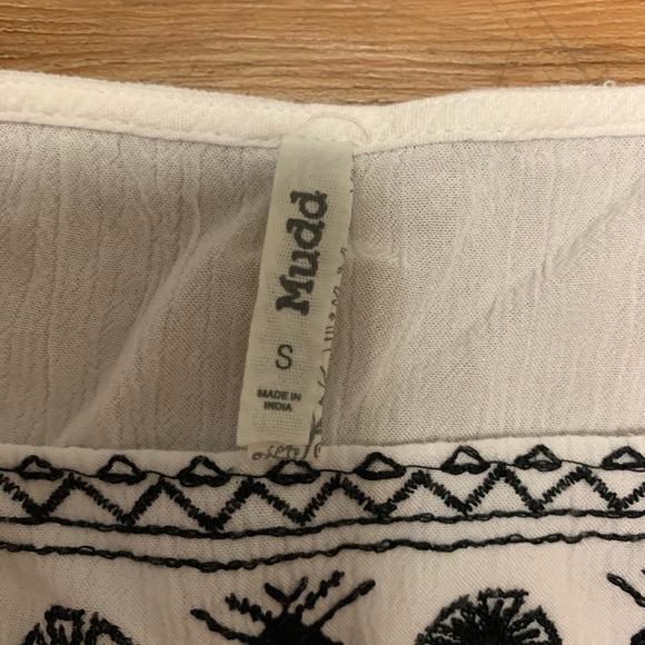 Women’s wide-neck sun blouse, floral stitching - Picture 5 of 6